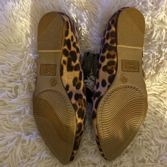 NEW Time and Tru Memory Foam Womens Leopard Flats NWT - Picture 2 of 5